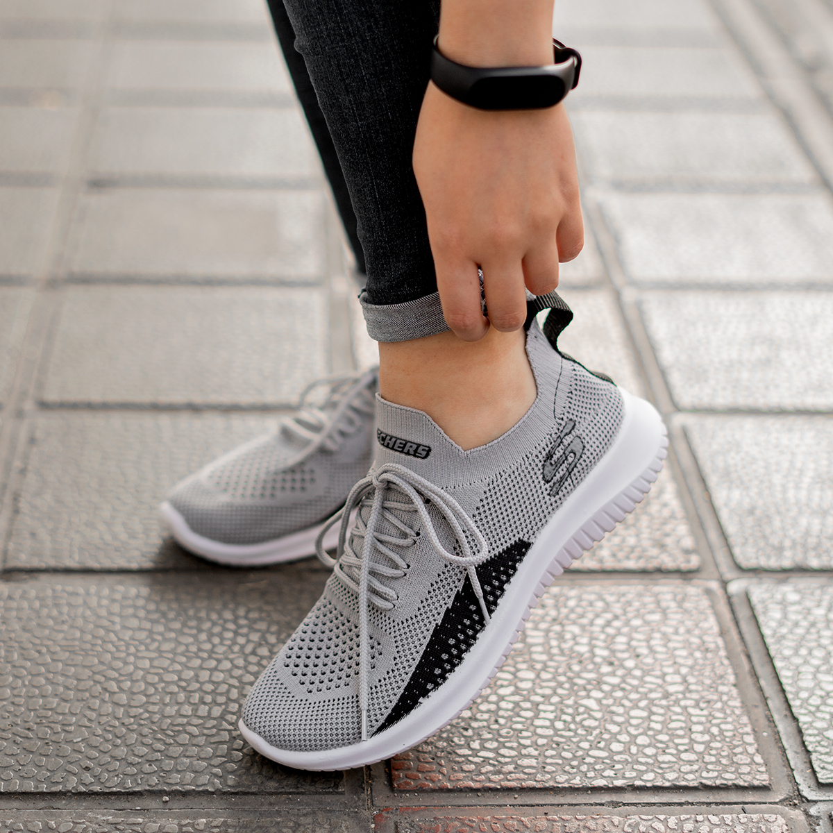 کفش ورزشی اسکیچرز زنانه طوسی مدلHoda