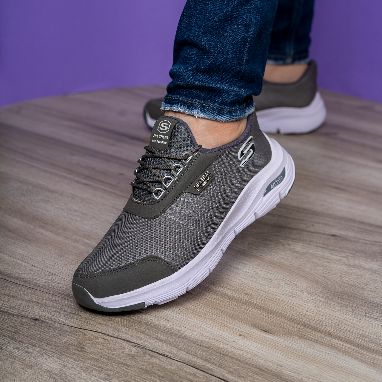 کفش اسکیجرزمردانه طوسی زیره سفید مدل zigzag