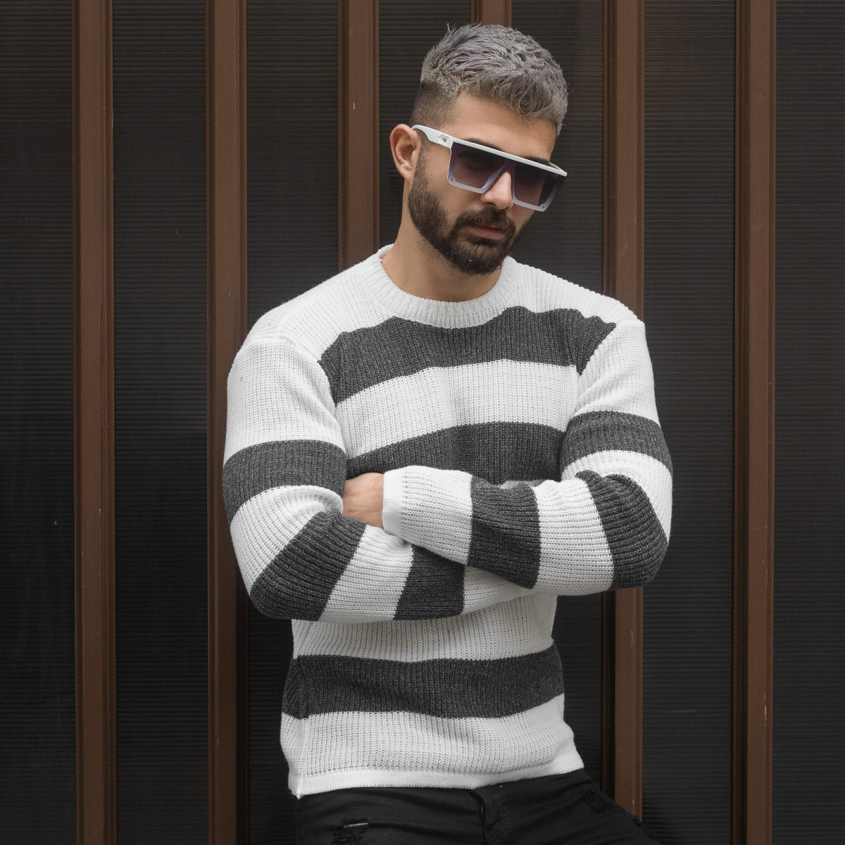 پلیور مردانه راه راه سفید طوسی مدل Mahyad