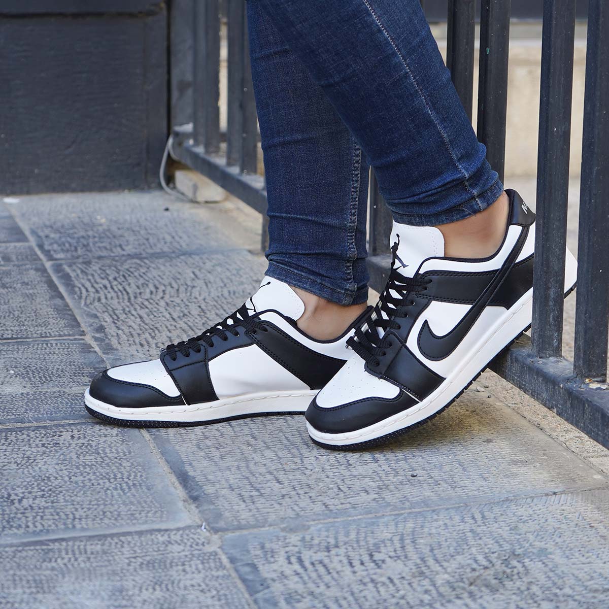 کفش مردانه مشکی سفید ساق کوتاه مدل D43