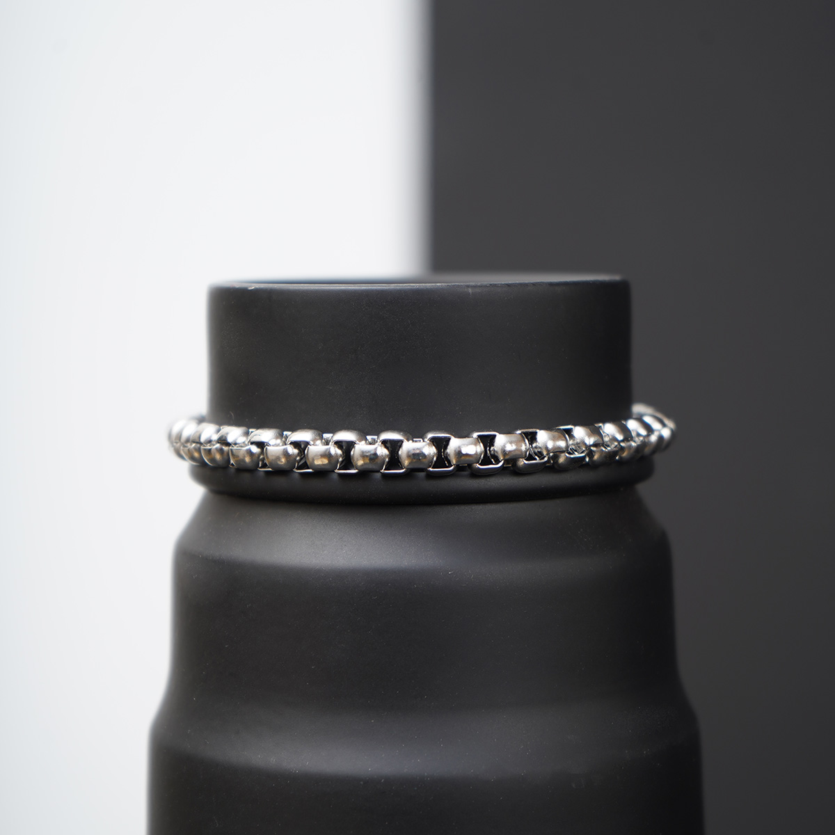 دست بند نقره‌ای مدل S22