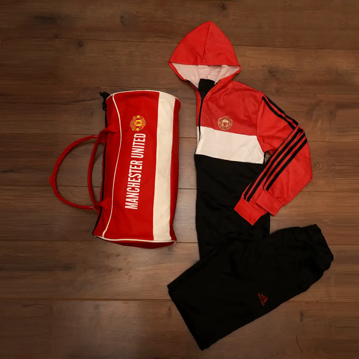 کیف ورزشی قرمز مدل Manchester United