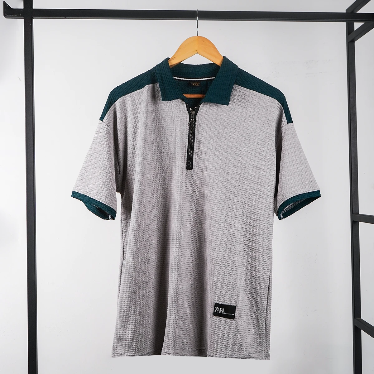 تیشرت مردانه یقه زیپ دار طوسی روشن مدل Radon