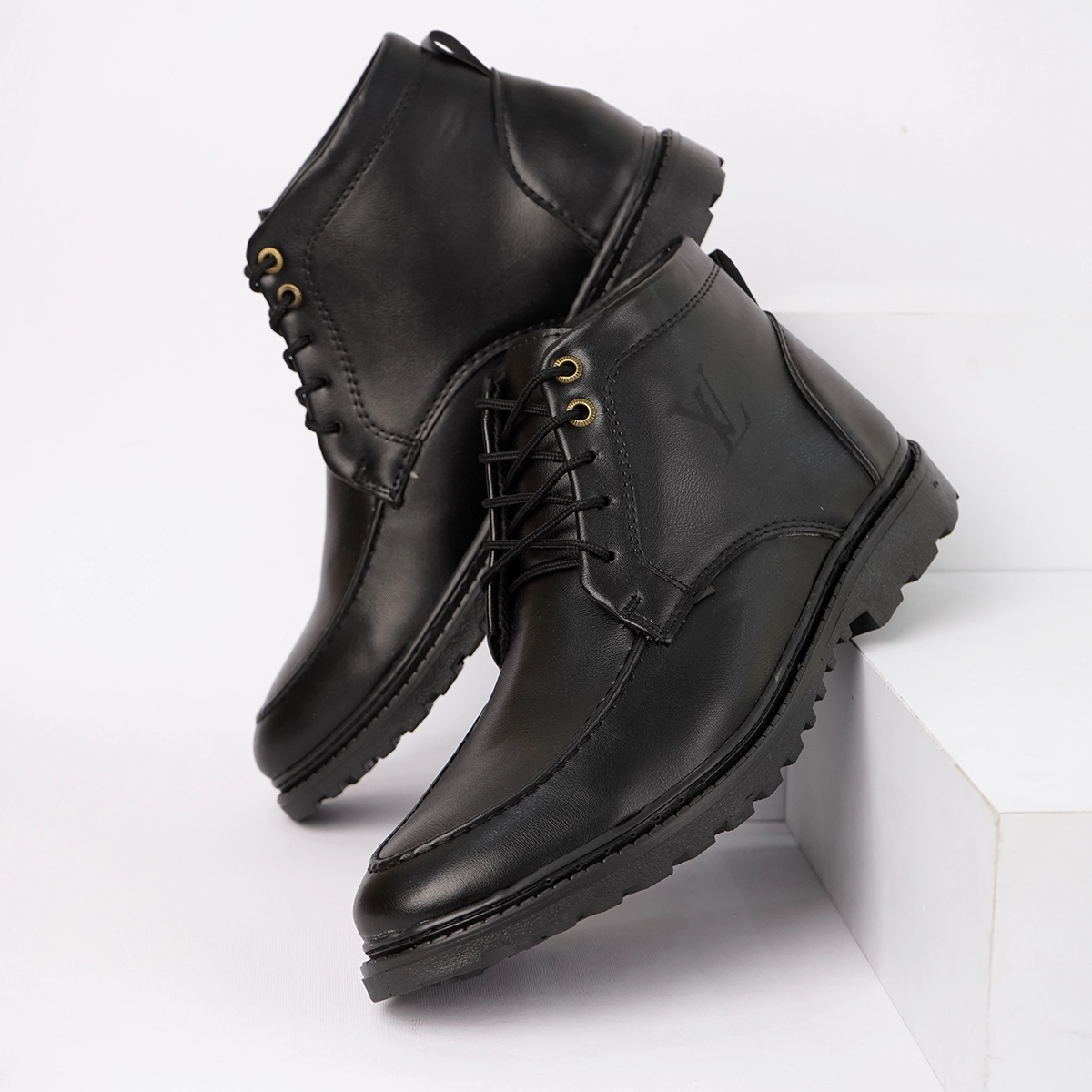 نیم بوت مردانه LV مشکی مدل Roni