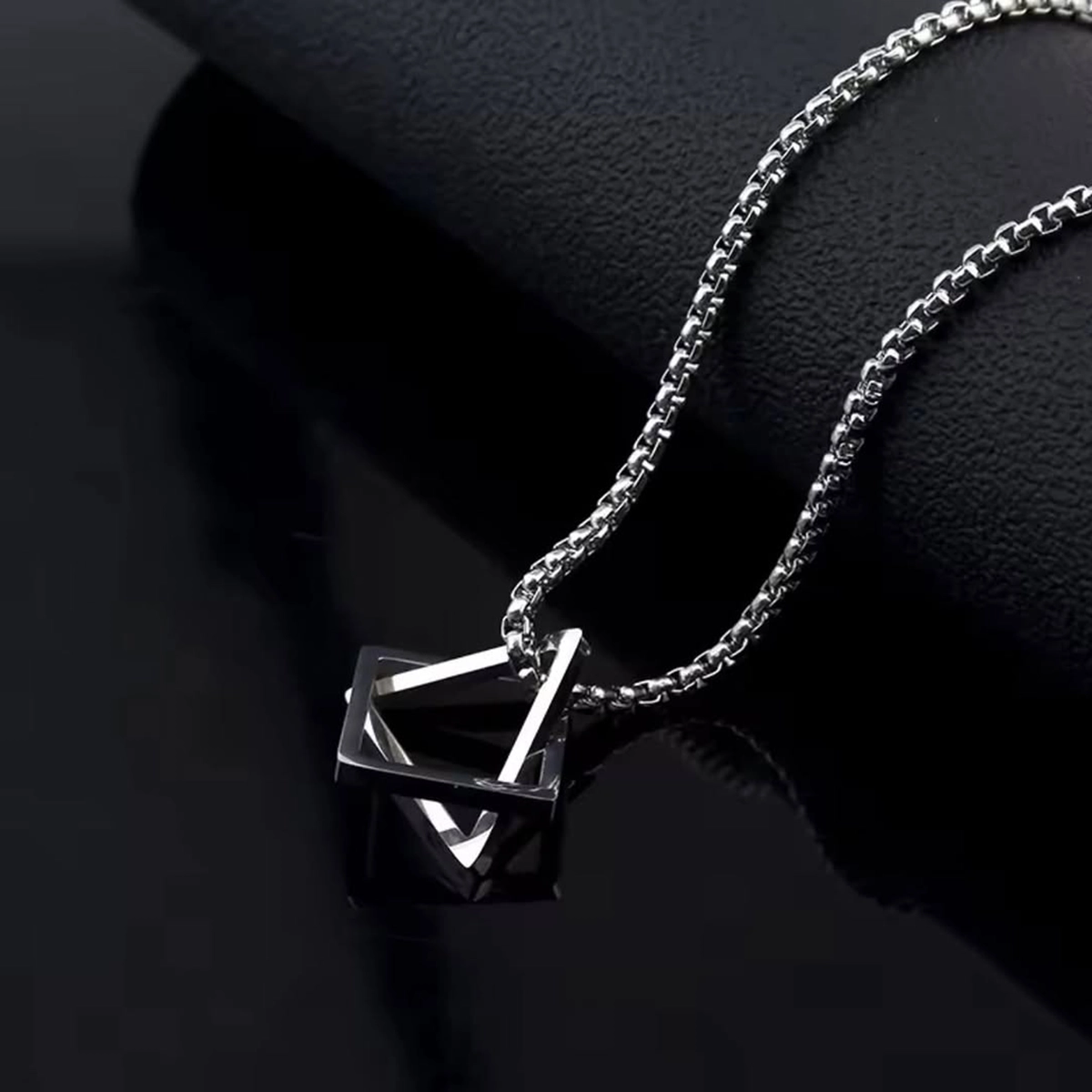 گردنبند طرح برمودا نقره ای