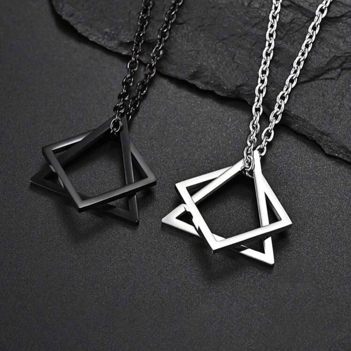 گردنبند طرح برمودا نقره ای