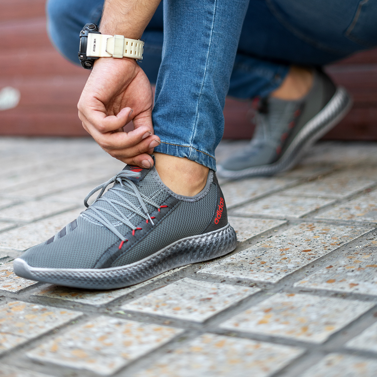 کفش ورزشی Adidas مردانه طوسی قرمز مدل Barni