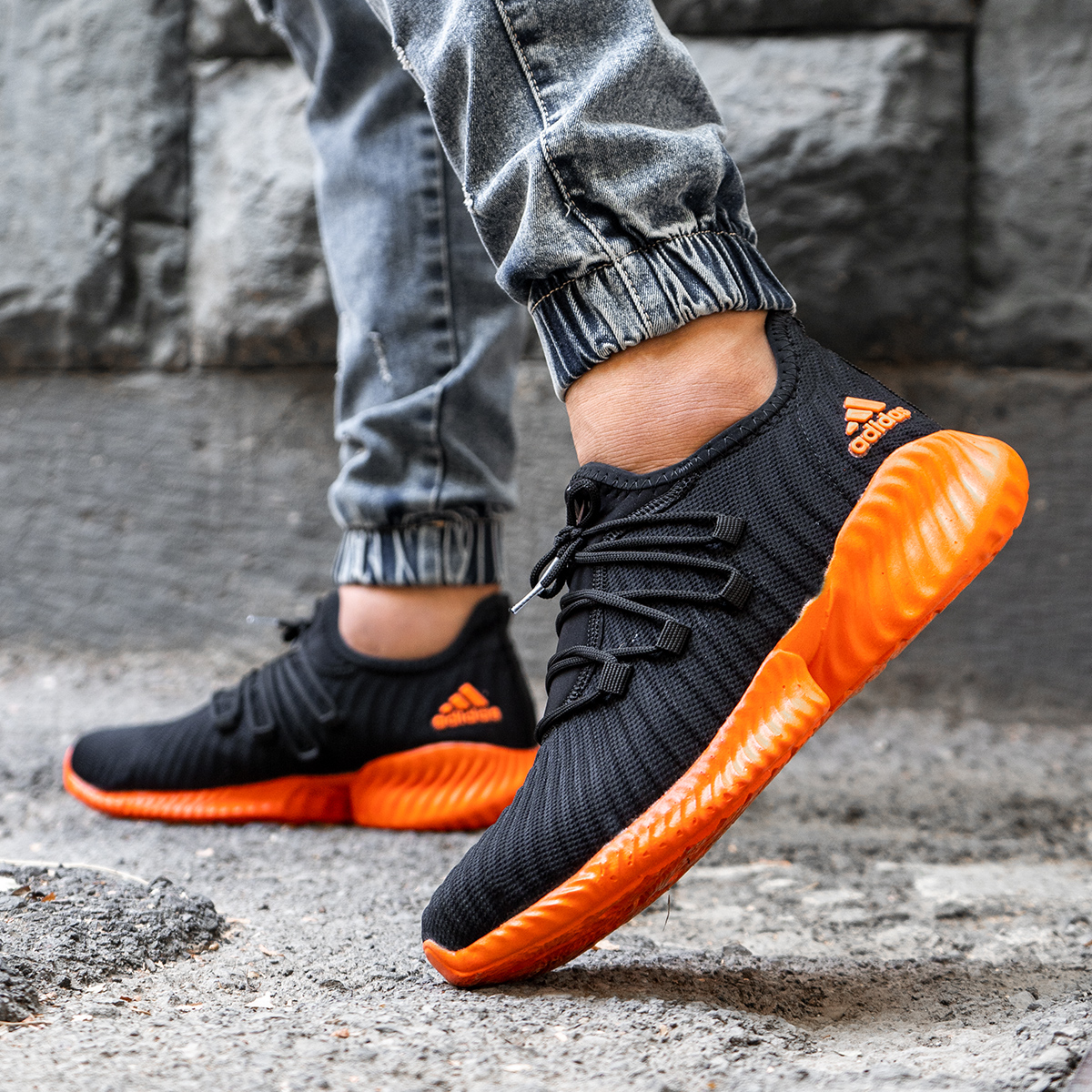 کفش ورزشی Adidas مردانه مشکی زیره نارنجی مدل River