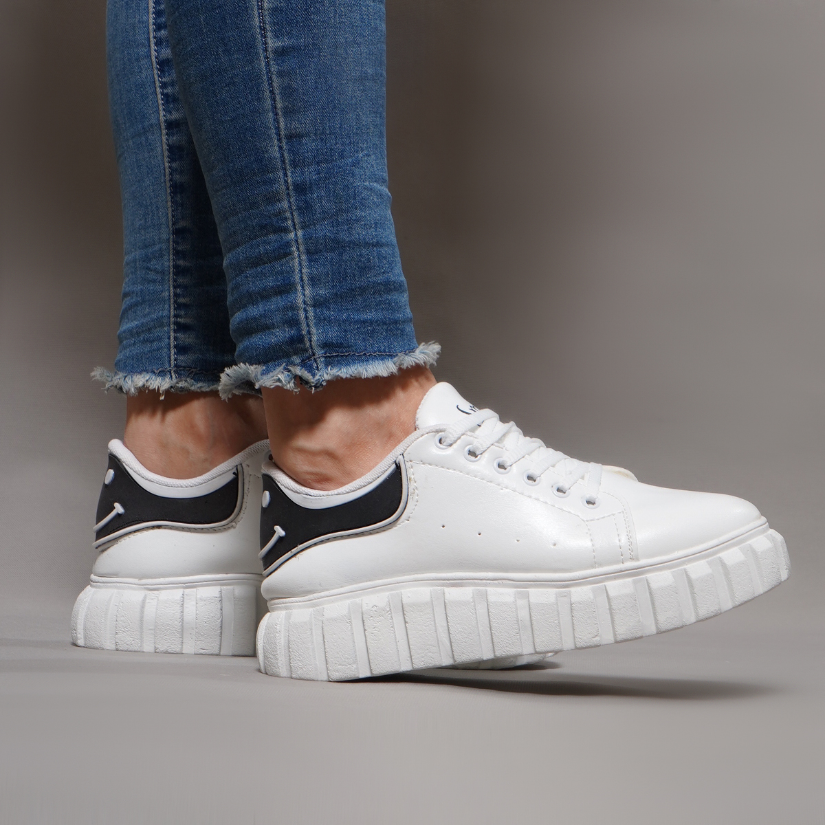 کفش ورزشیsmile زنانه سفید مشکی مدل Aspin